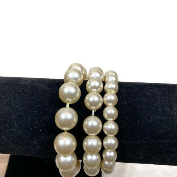 Lot of three Consecutively Sized Faux Pearl Bracelets One Size Stretchy - Picture 6 of 7